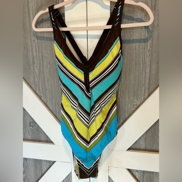 D10.9. Venus Chevron Swimsuit size 6. - Picture 1 of 7